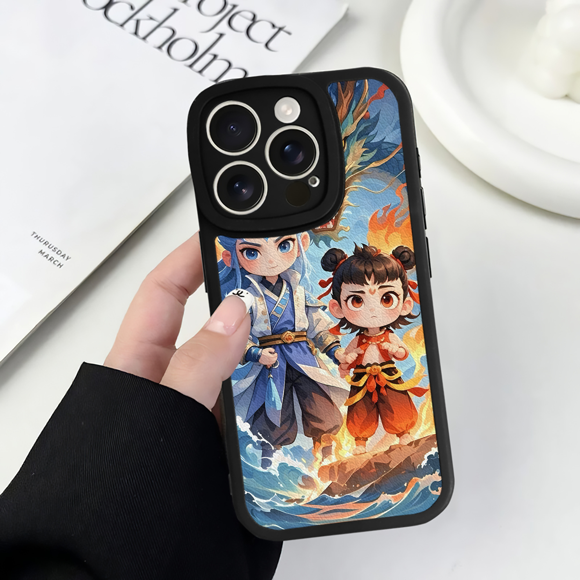（画像用） Ne Zha 2 ナタ 魔童の大暴れ 【iPhone 16シリーズ対応】シリコンスマホケース（レザー調） 材質：シリコン